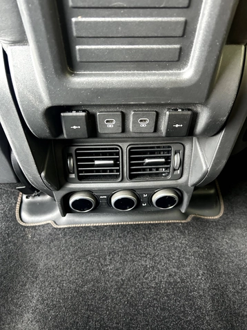 Image véhicule  Land Rover DEFENDER (26)