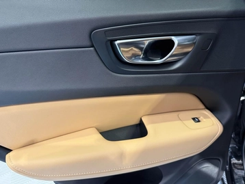 Image véhicule Volvo XC60 (42) Image véhicule Volvo XC60 (42)