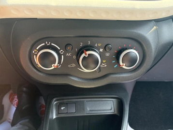 Image véhicule  Renault TWINGO (24)