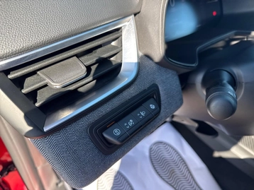 Image véhicule Renault CLIO (17) Image véhicule Renault CLIO (17)