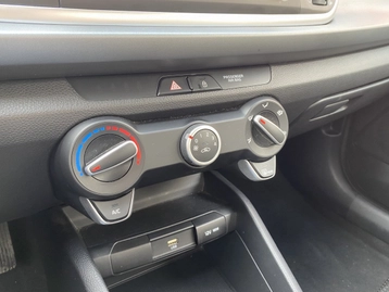 Image véhicule  Kia RIO (15)