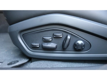 Image véhicule  Porsche TAYCAN (38)