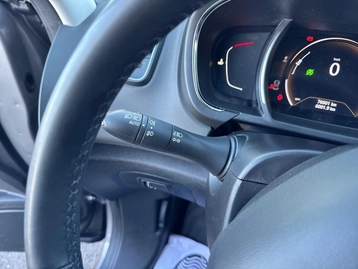 Image véhicule Renault SCENIC (33) Image véhicule Renault SCENIC (33)