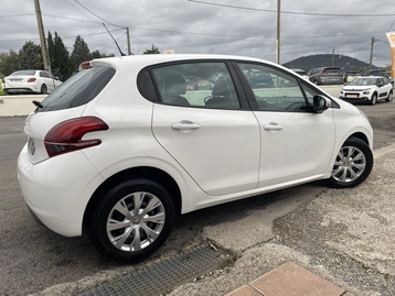 Image véhicule  Peugeot 208 (2)