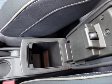 Image véhicule Renault CLIO (29) Image véhicule Renault CLIO (29)