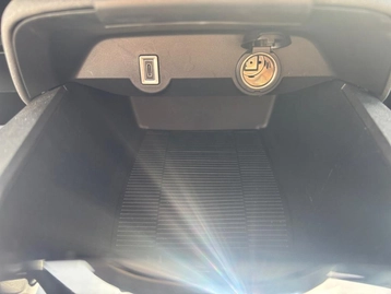 Image véhicule  Lancia YPSILON (37)