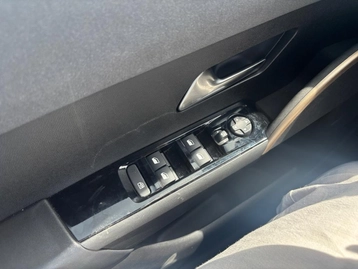 Image véhicule  Lancia YPSILON (19)