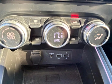 Image véhicule  Renault CLIO (26)