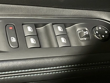 Image véhicule  Peugeot 3008 (4) Image véhicule  Peugeot 3008 (4)