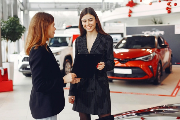 Une-jeune-femme-découvre-loa-voiture-neuve