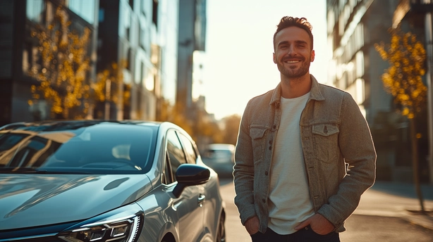 Homme-heureux-lld-voiture-occasion