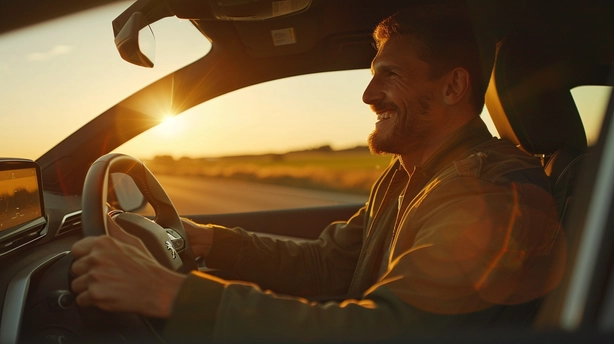 Homme-heureux-Peugeot-2008-lld